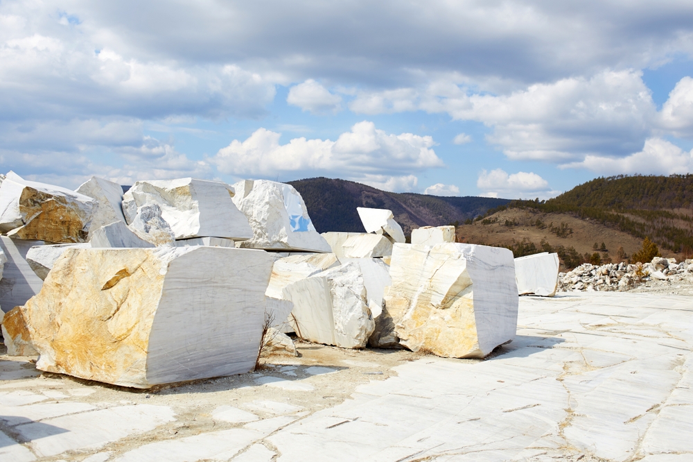 large,white,marble,blocks,in,an,old,abandoned,quarry,in